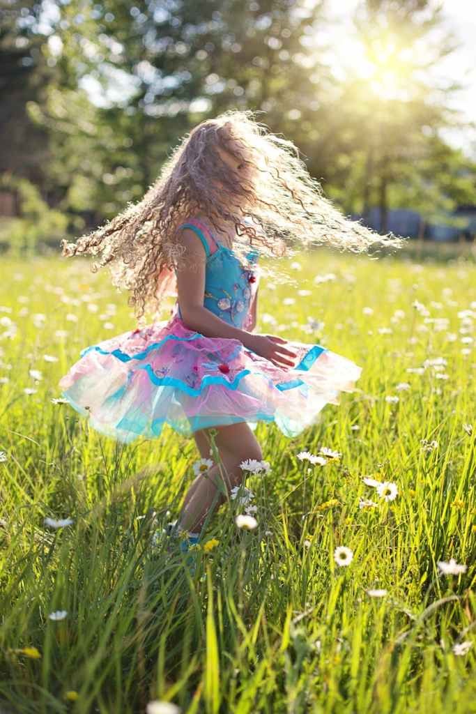 Petite fille qui danse danse dans la nature