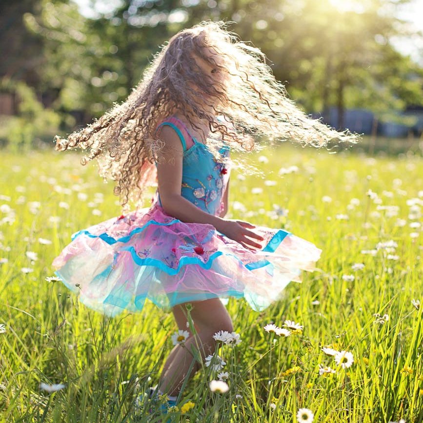 Petite fille qui danse dans la nature